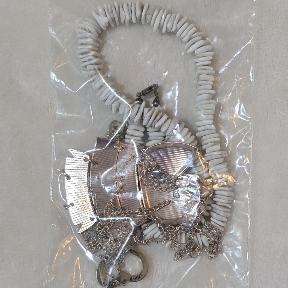 Bag Of Random Necklaces - Picture 2 of 3